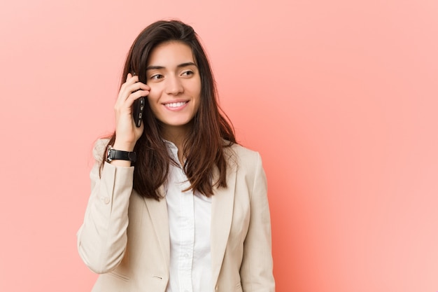 Junge kaukasische Frau, die am Telefon spricht