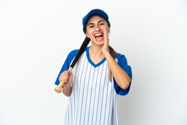 Junge kaukasische Frau, die Baseball isoliert auf weißem Hintergrund spielt und mit weit geöffnetem Mund schreit