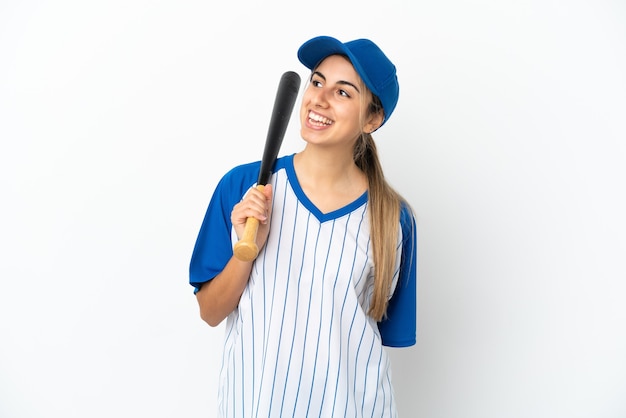 Junge kaukasische Frau, die Baseball spielt, isoliert auf weißem Hintergrund, denkt eine Idee, während sie nach oben schaut
