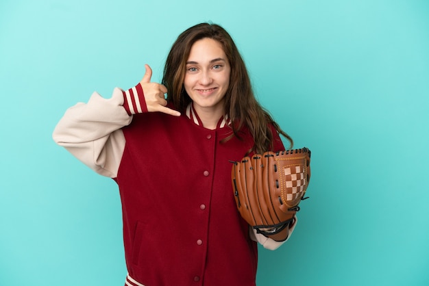 Junge kaukasische Frau, die Baseball spielt, lokalisiert auf blauem Hintergrund, der Telefongeste macht. Ruf mich zurück Zeichen