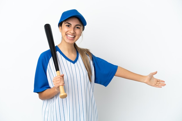 Junge kaukasische Frau, die Baseball spielt, lokalisiert auf weißem Hintergrund, der Hände zur Seite für Einladung zum Kommen ausdehnt
