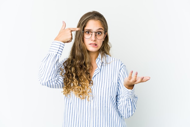 Junge kaukasische Frau, die eine Enttäuschungsgeste mit Zeigefinger zeigt.