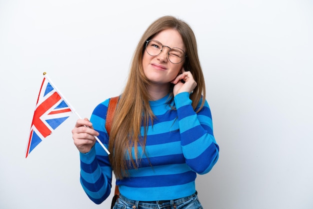 Junge kaukasische Frau, die eine Flagge des Vereinigten Königreichs lokalisiert auf weißem Hintergrund hält