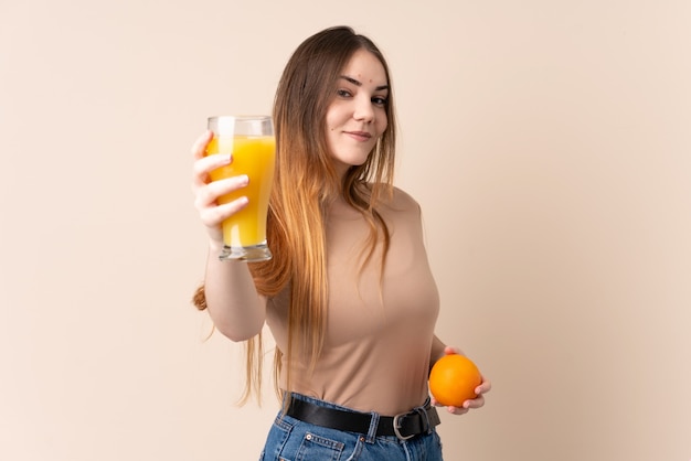 Junge kaukasische Frau, die eine Orange hält