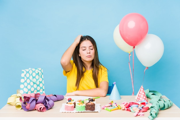 Junge kaukasische Frau, die einen Geburtstag organisiert, der schockiert ist, sie hat sich an wichtiges Treffen erinnert.