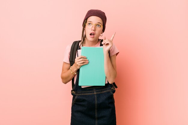 Junge kaukasische Frau, die einige Notizbücher haben irgendeine großartige Idee, Konzept der Kreativität hält.