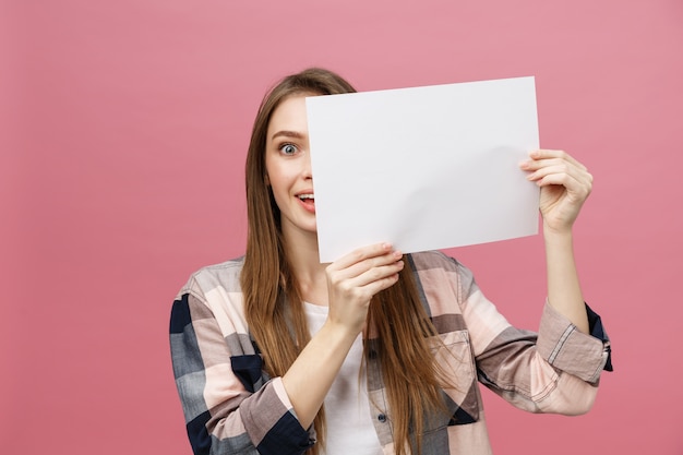 Junge kaukasische Frau, die leeres Papierblatt hält