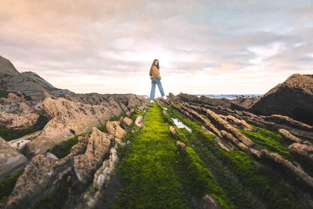 Junge kaukasische Frau im Flysch-Geopark im Baskenland.