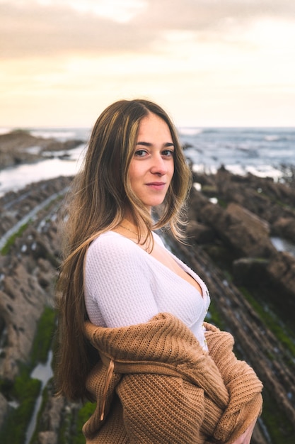 Junge kaukasische Frau im Flysch-Geopark im Baskenland.