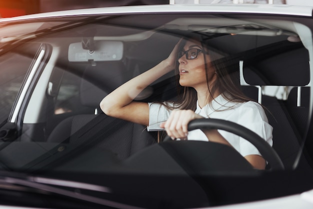 junge kaukasische Frau in einem Auto