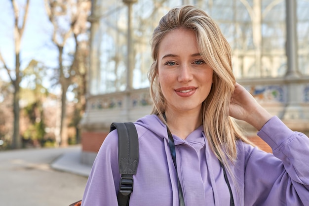 Junge kaukasische Frau, inspiriert und befreit von den Wundern des Reisens