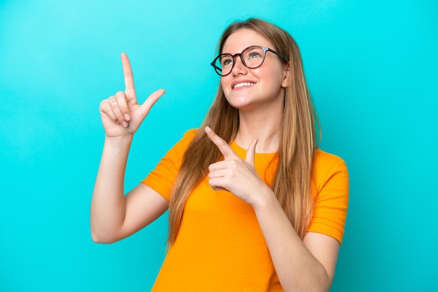 Junge kaukasische Frau isoliert auf blauem Hintergrund, die mit dem Zeigefinger zeigt, eine großartige Idee