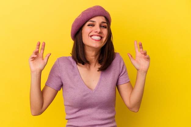 Junge kaukasische Frau isoliert auf gelbem Hintergrund fröhliches Lachen viel Glückskonzept