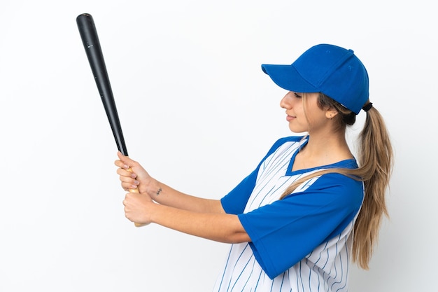 Junge kaukasische Frau isoliert auf weißem Hintergrund beim Baseballspielen