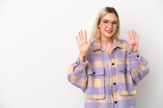 Junge kaukasische Frau isoliert auf weißem Hintergrund, die mit den Fingern neun zählt