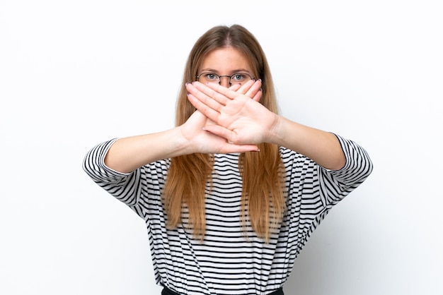 Foto junge kaukasische frau isoliert auf weißem hintergrund, die mit der hand eine stopp-geste macht, um eine handlung zu stoppen