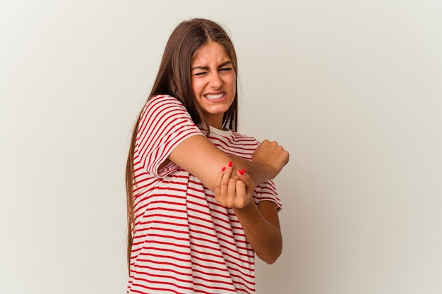 Junge kaukasische Frau isoliert auf weißem Hintergrund, die Nackenschmerzen aufgrund von Stress hat, sie massiert und mit der Hand berührt.