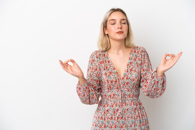 Junge kaukasische Frau isoliert auf weißem Hintergrund in Zen-Pose