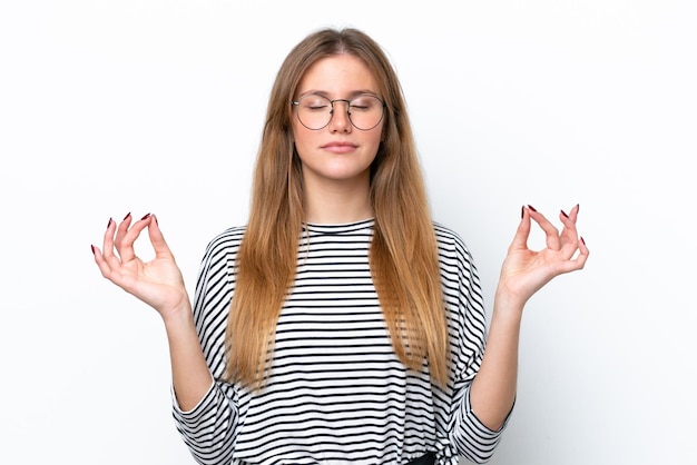 Foto junge kaukasische frau isoliert auf weißem hintergrund in zen-pose