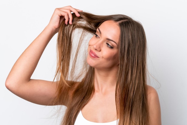 Junge kaukasische Frau isoliert auf weißem Hintergrund mit wirren Haaren Close up Portrait