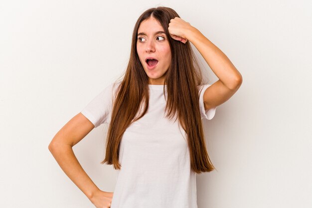 Junge kaukasische Frau isoliert auf weißem Hintergrund schockiert, sie hat sich an ein wichtiges Treffen erinnert.