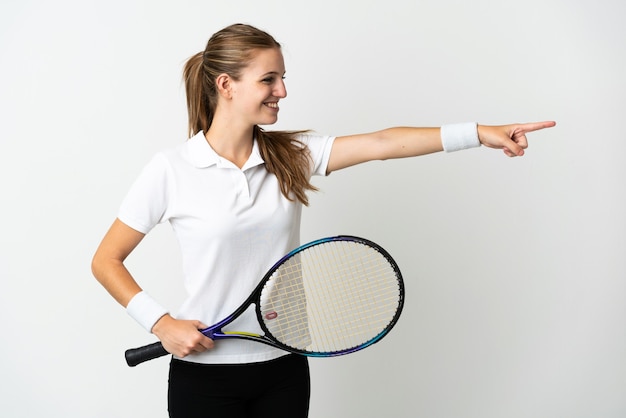 Junge kaukasische Frau lokalisiert auf weißem Hintergrund, der Tennis spielt