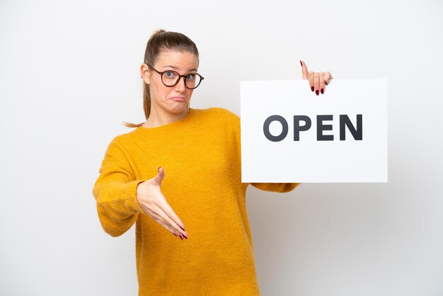 Junge kaukasische Frau lokalisiert auf weißem Hintergrund, die ein Plakat mit dem Text OPEN hält, der einen Deal macht