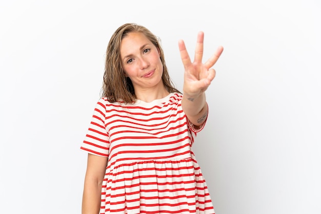 Junge kaukasische Frau lokalisiert auf weißem Hintergrund glücklich und zählt drei mit den Fingern