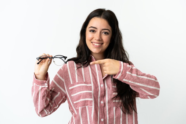 Junge kaukasische Frau mit den Gläsern lokalisiert
