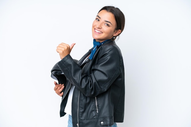 Junge kaukasische Frau mit Motorradhelm isoliert auf blauem Hintergrund stolz und selbstzufrieden