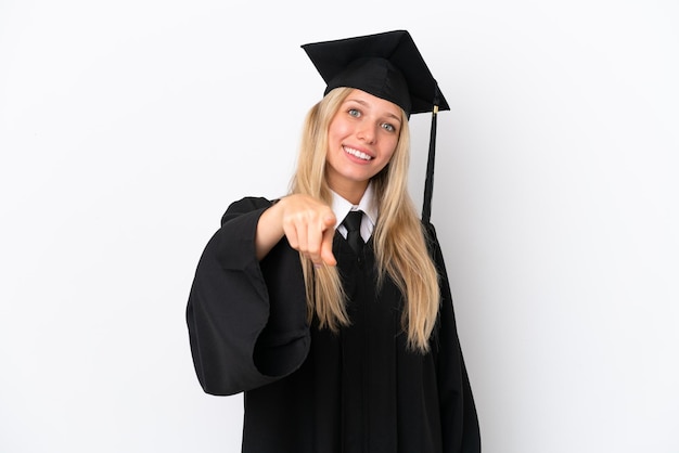 Junge kaukasische Frau mit Universitätsabschluss, die auf weißem Hintergrund isoliert ist, zeigt mit einem selbstbewussten Ausdruck mit dem Finger auf Sie