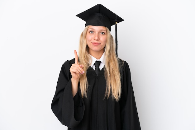 Junge kaukasische Frau mit Universitätsabschluss isoliert auf weißem Hintergrund, die mit dem Zeigefinger eine großartige Idee zeigt