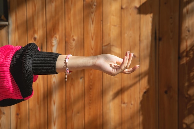 Junge kaukasische Frau zeigt leere Hand