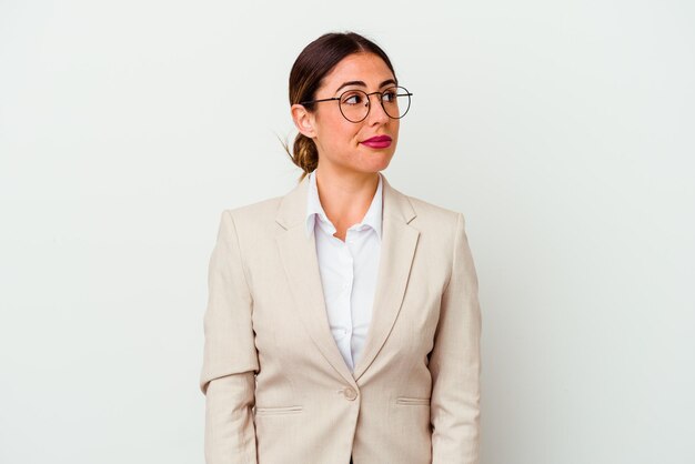Junge kaukasische Geschäftsfrau getrennt auf weißem Hintergrund