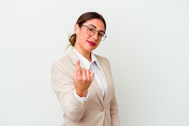 Junge kaukasische Geschäftsfrau lokalisiert auf Weiß, die mit dem Finger auf Sie zeigt, als ob sie einlädt, näher zu kommen.