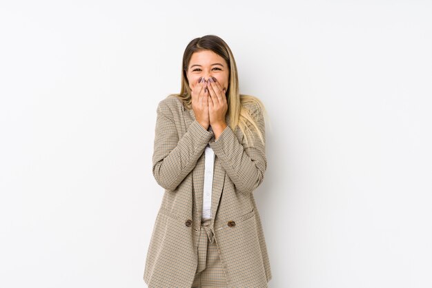 Junge kaukasische Geschäftsfrau trennte das Lachen über etwas und bedeckte Mund mit den Händen.