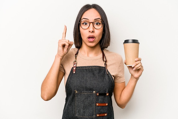 Junge kaukasische Kellnerin hält Kaffee zum Mitnehmen isoliert auf weißem Hintergrund und hat ein Ideeninspirationskonzept