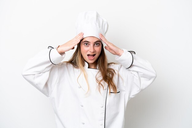 Junge kaukasische Kochfrau, isoliert auf weißem Hintergrund mit überraschtem Gesichtsausdruck