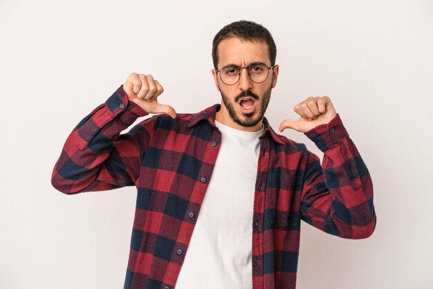 Junge kaukasische Mann isoliert auf weißem Hintergrund fühlt sich stolz und selbstbewusst, Beispiel zu folgen.