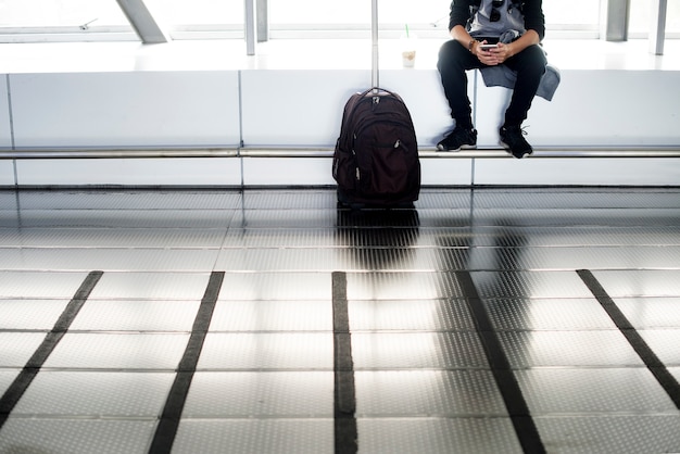 Junge kaukasische Mannreise mit Gepäck im Flughafen