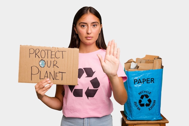 Junge kaukasische recycelerin, die ein isoliertes plakat zum schutz unseres planeten hält