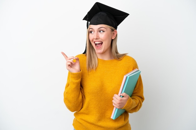 Junge kaukasische Studentin isoliert auf weißem Hintergrund, die beabsichtigt, die Lösung zu realisieren, während sie einen Finger hochhebt