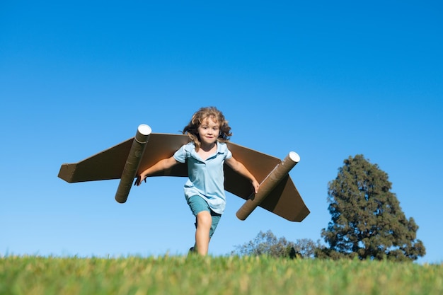 Junge Kind mit Flügeln am Himmel stellt sich einen Piloten vor und träumt vom Fliegen Kinder Abenteuer Kinder Freiheit und Vorstellungskraft Konzept