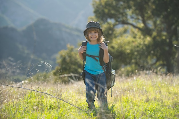 Junge Kind mit Rucksack wandern Lokaler Tourist des Jungenkindes geht auf eine lokale Wanderung