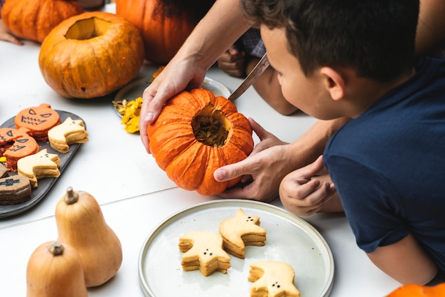 Junge Kinder, die Halloween-Kürbislaternen schnitzen