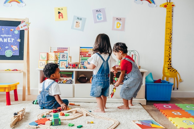 Junge Kinder genießen im Spielzimmer