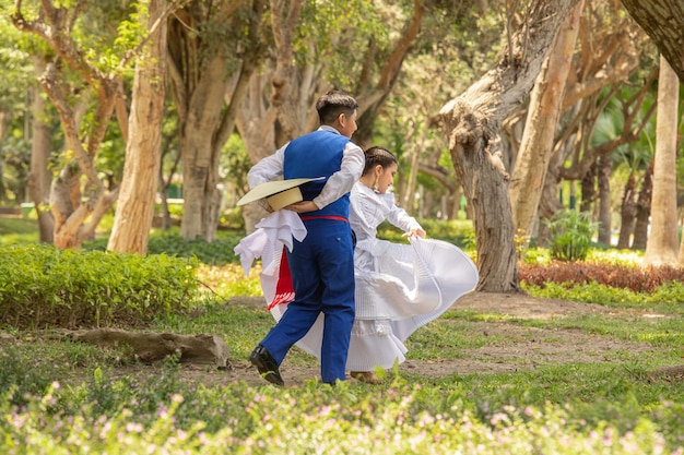 Junge Kinder tanzen Marinera Peru traditioneller peruanischer Tanzkultur.