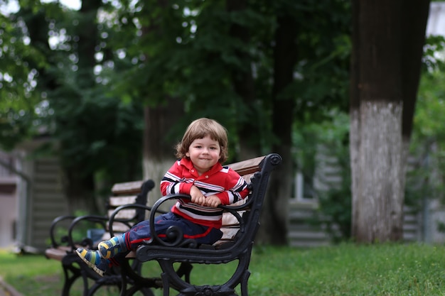 Junge Kinderbank Parl allein