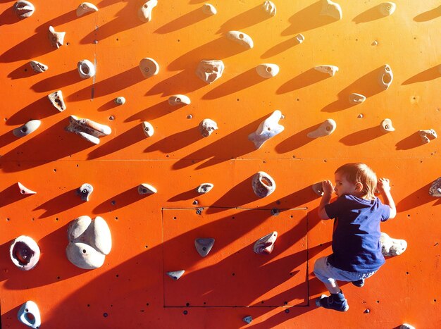 Foto junge klettert auf die wand