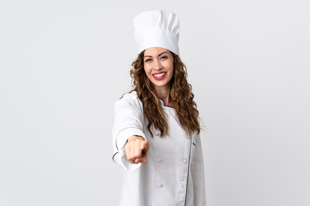 Junge Kochfrau lokalisiert auf weißer Wand, die Front mit glücklichem Ausdruck zeigt